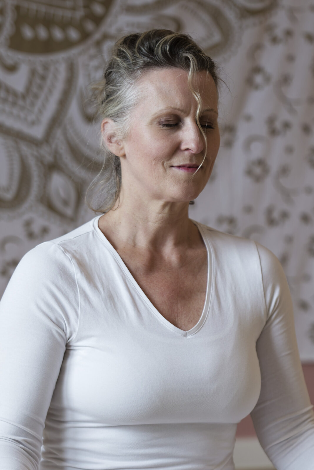 Kerstin — stiller Moment vor dem Mandala