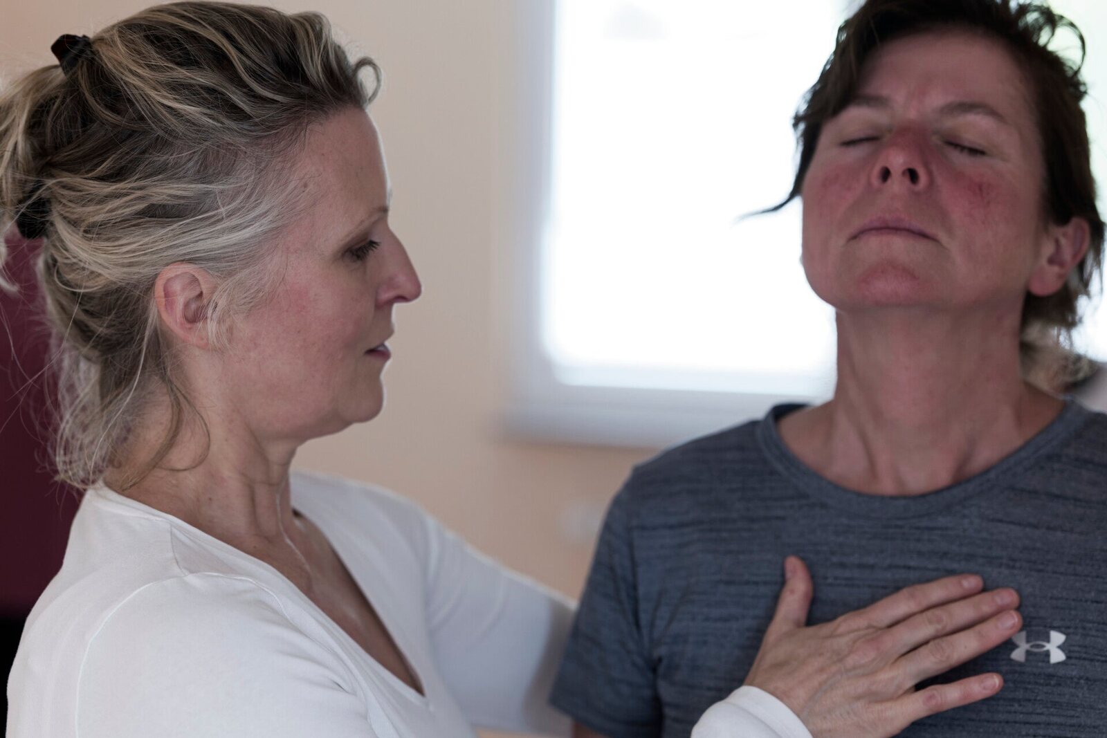 Yogatherapie 1:1 — Kerstin begleitet die Atmung einer Klientin