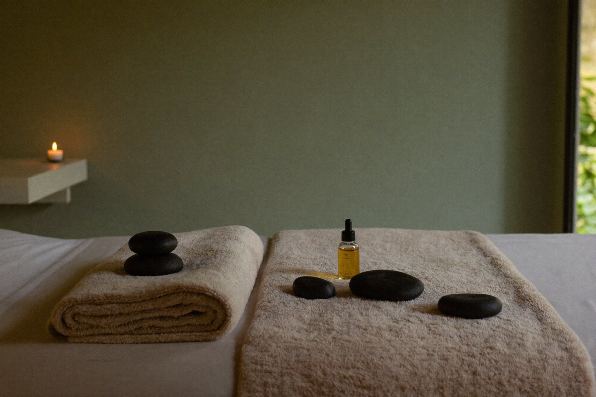 Massage-Öl, Steine und Kerze